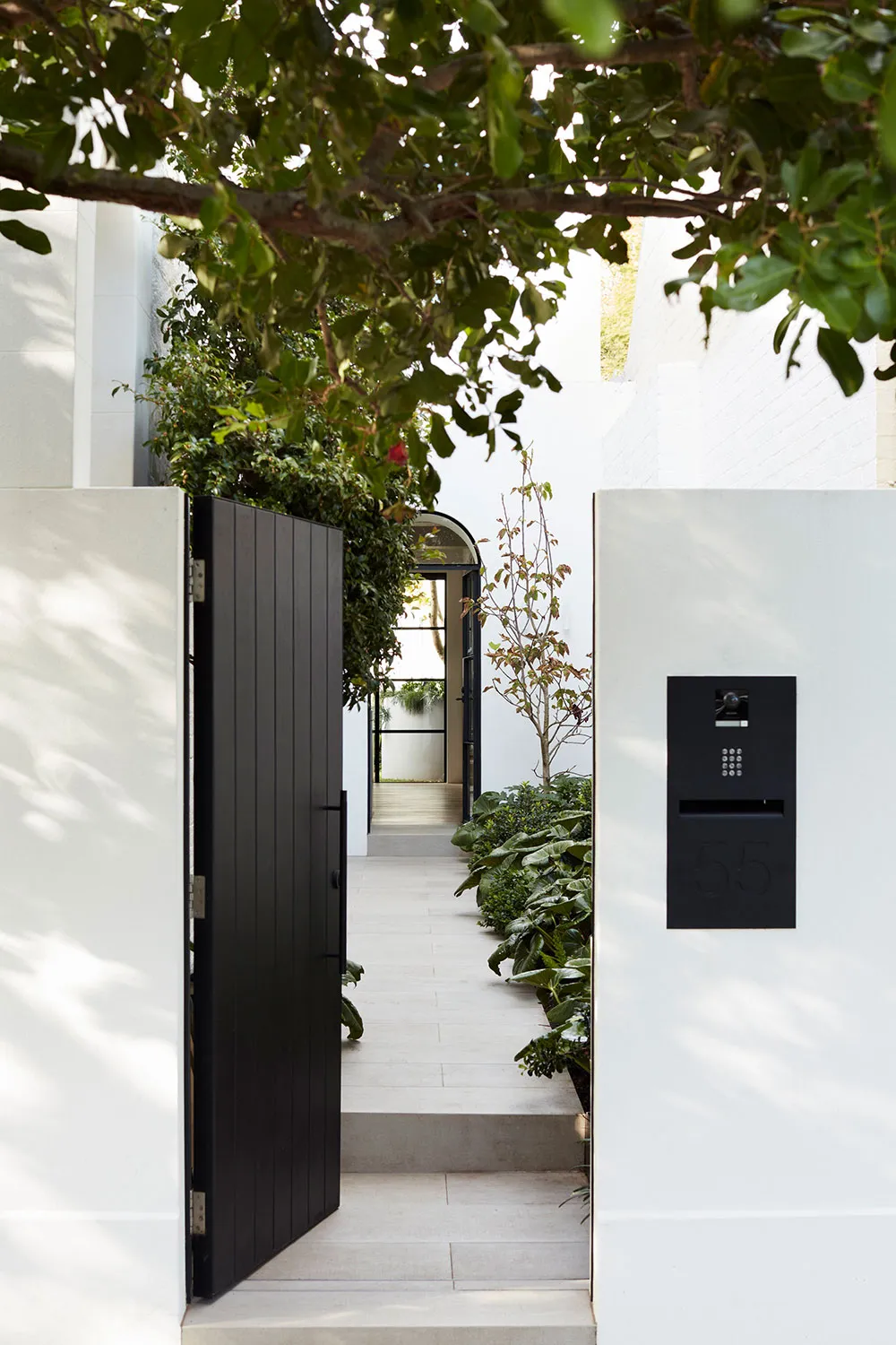 Arco y ángulos redondeados en el diseño de una casa moderna en Sídney - Gallery image 23