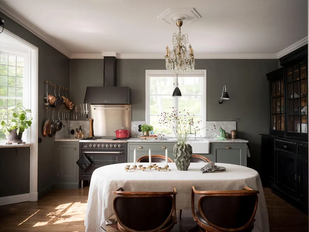 Interiores elegantes y sobrios de una encantadora casa de campo sueca - Gallery image 7