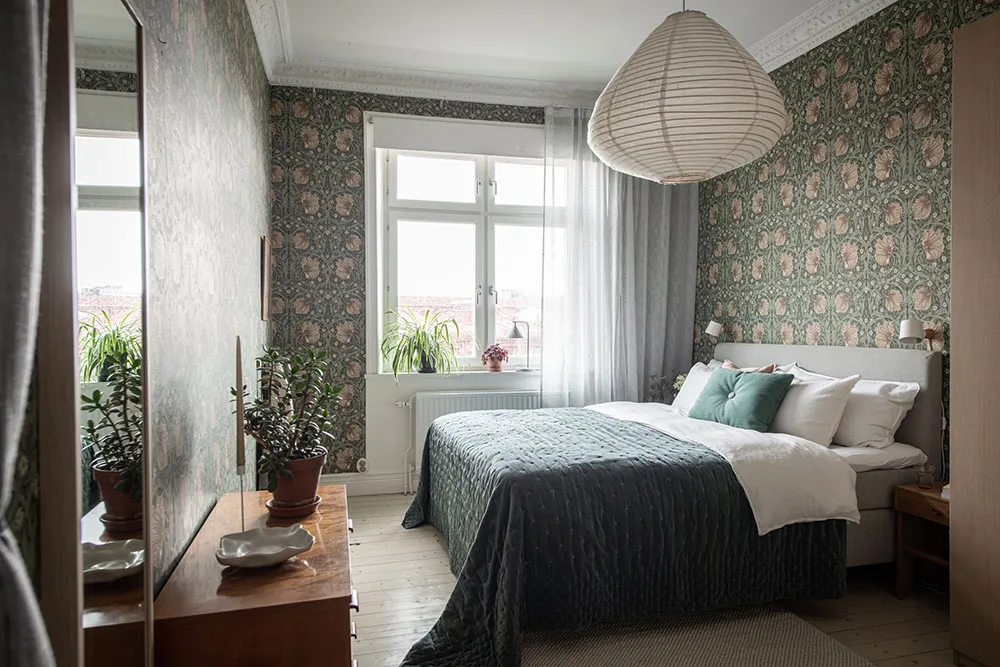 Шведська квартира з атмосферною гостинією та світлою кухнею з ліпиною - Gallery image 16