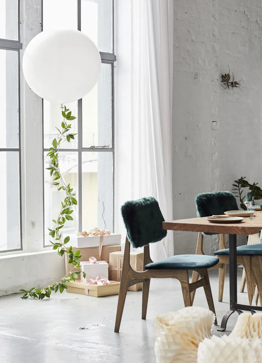 Lámpara viva y guirnaldas de abeto en un interior navideño - Gallery image 6