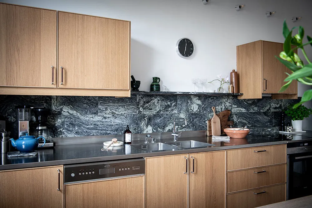 Шведська квартира з атмосферною гостинією та світлою кухнею з ліпиною - Gallery image 12