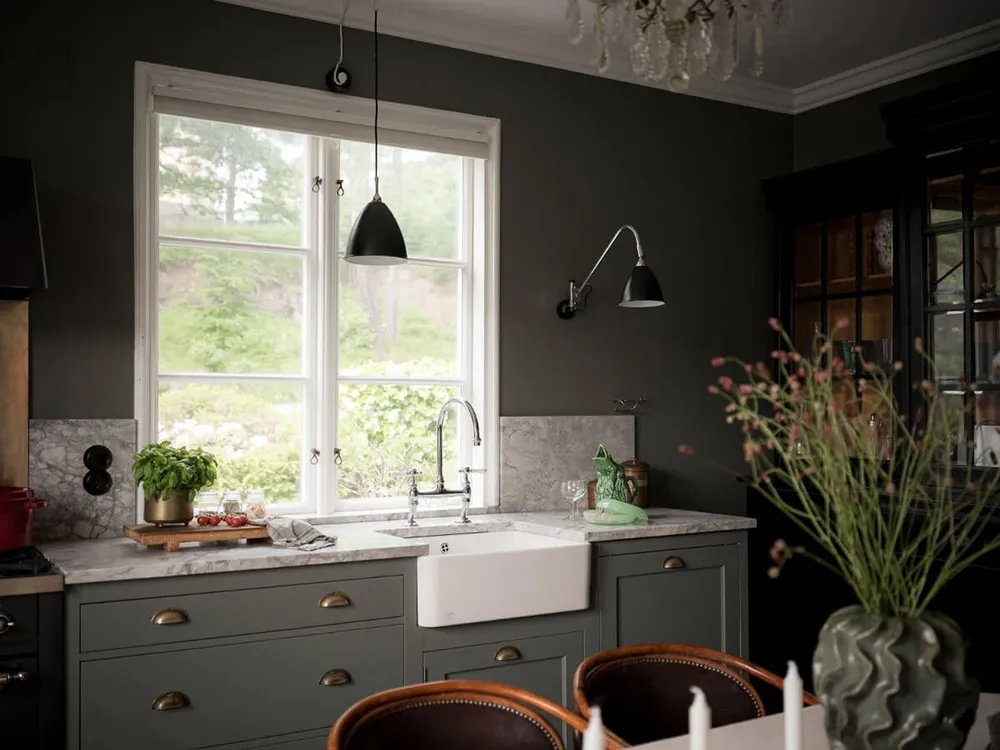 Interiores elegantes y sobrios de una encantadora casa de campo sueca - Gallery image 12