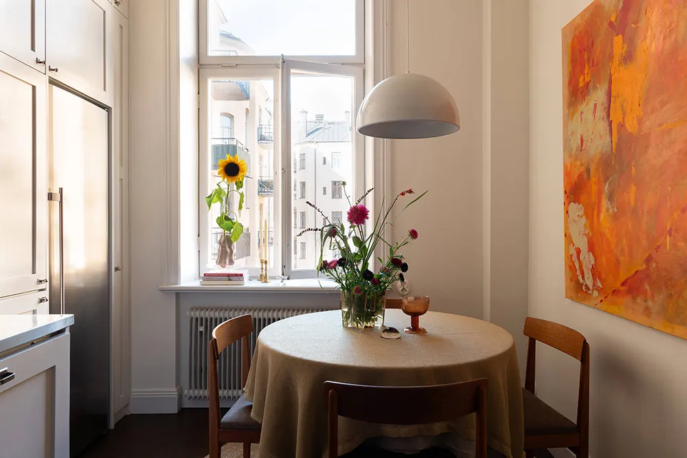 Elegante apartamento en Estocolmo con detalles clásicos y acentos vibrantes - Gallery image 17