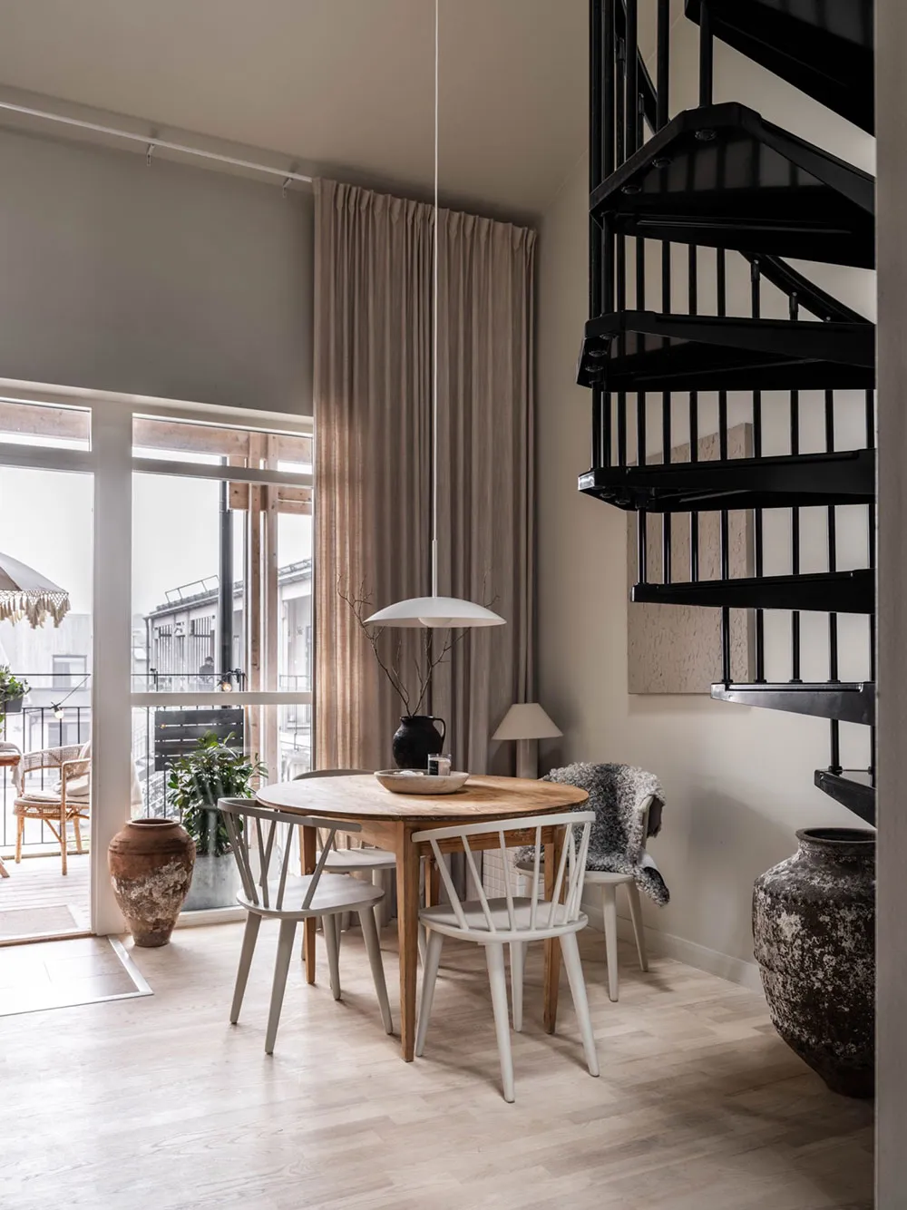 Interior tranquilo y suave de una pequeña casa de dos pisos en Suecia (72 m²) - Gallery image 5