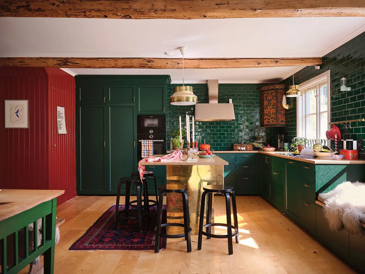 Яскрава дача в колишньому дому садівника на озері Меларен у Швеції - Gallery image 6