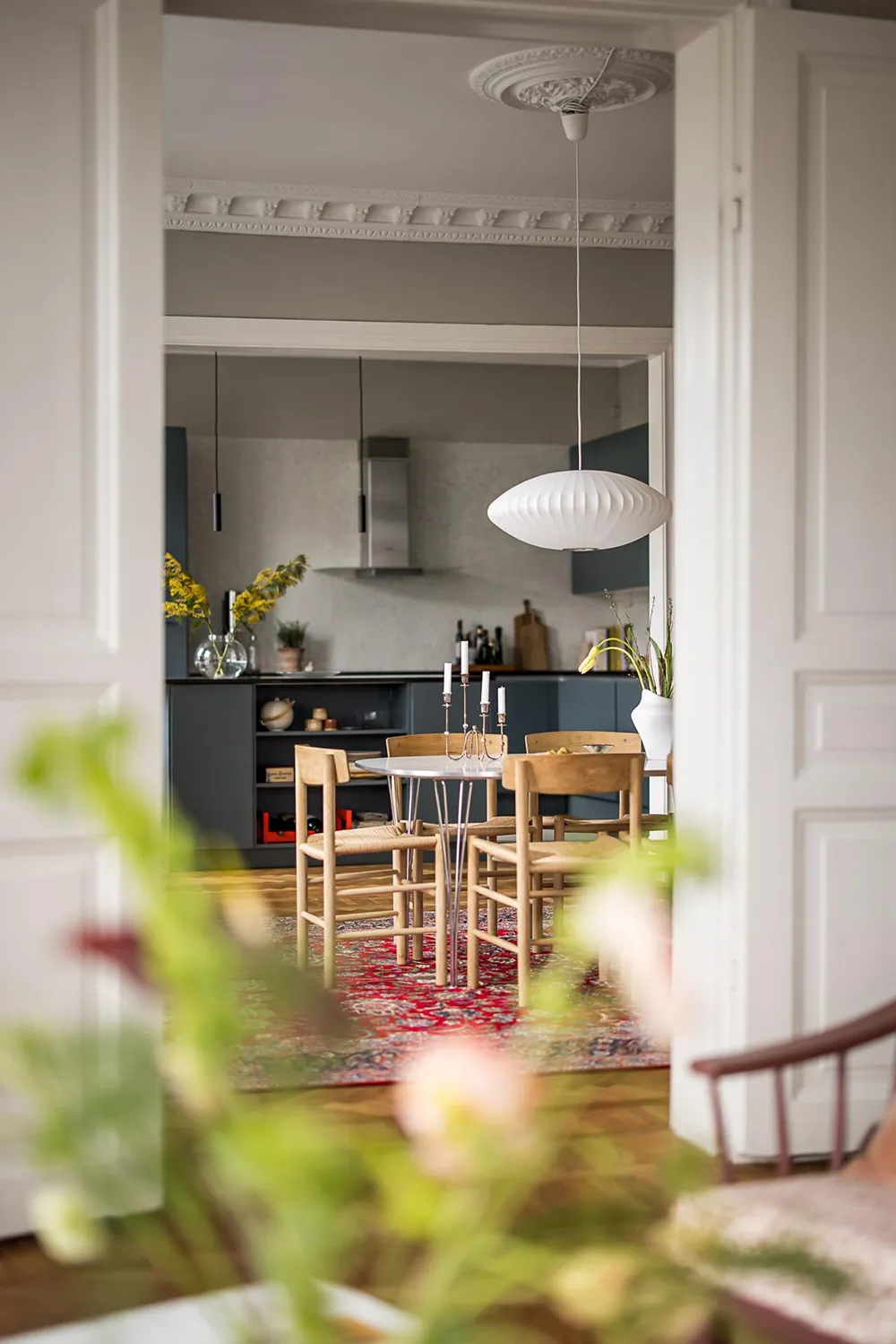 Szwedzki mieszkanie z promieniową ścianą i tureckim dywanem - Gallery image 21