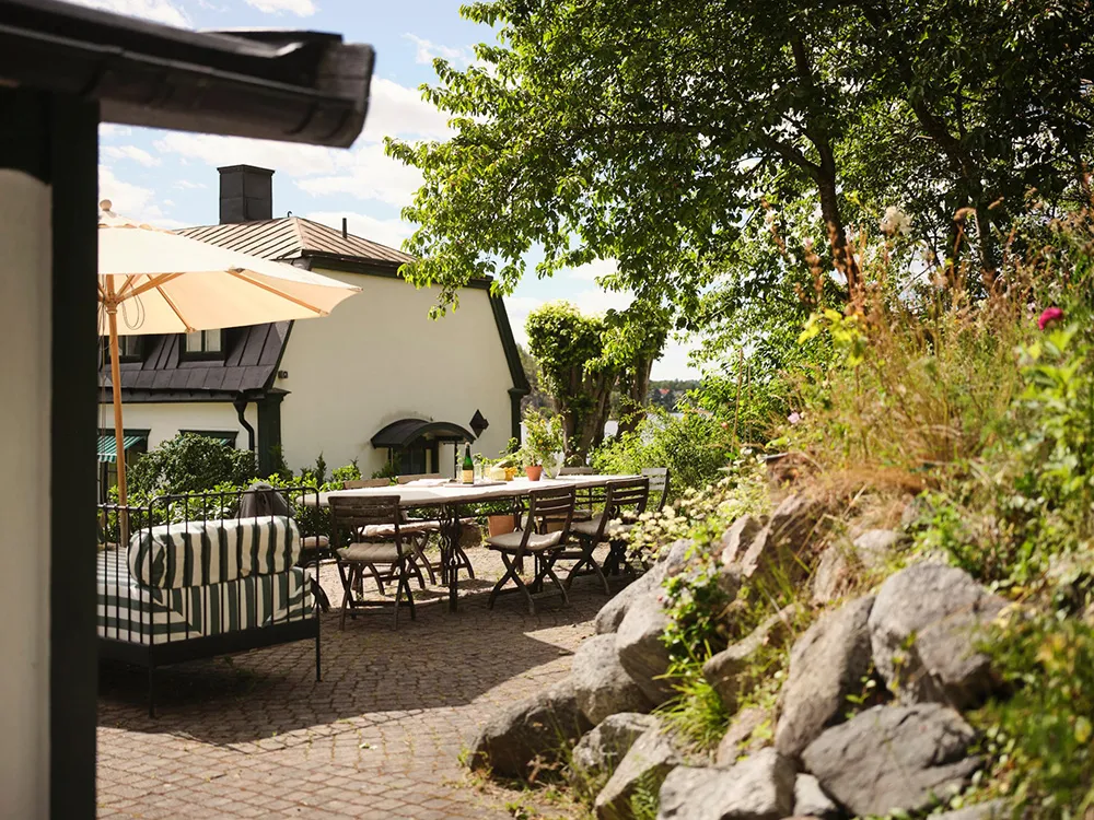 Яскрава дача в колишньому дому садівника на озері Меларен у Швеції - Gallery image 25