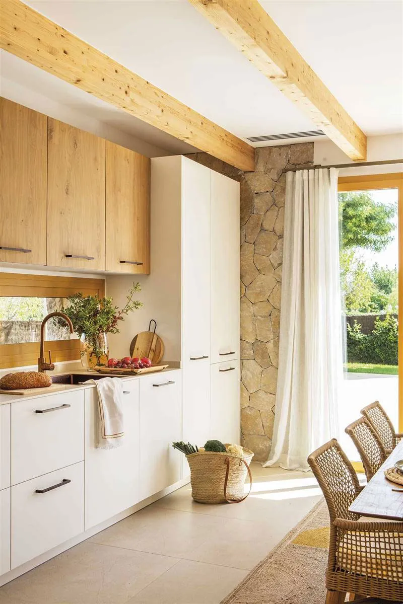 Камень, балки и светлая мебель: идеальный дом на острове Майорка - Gallery image 3