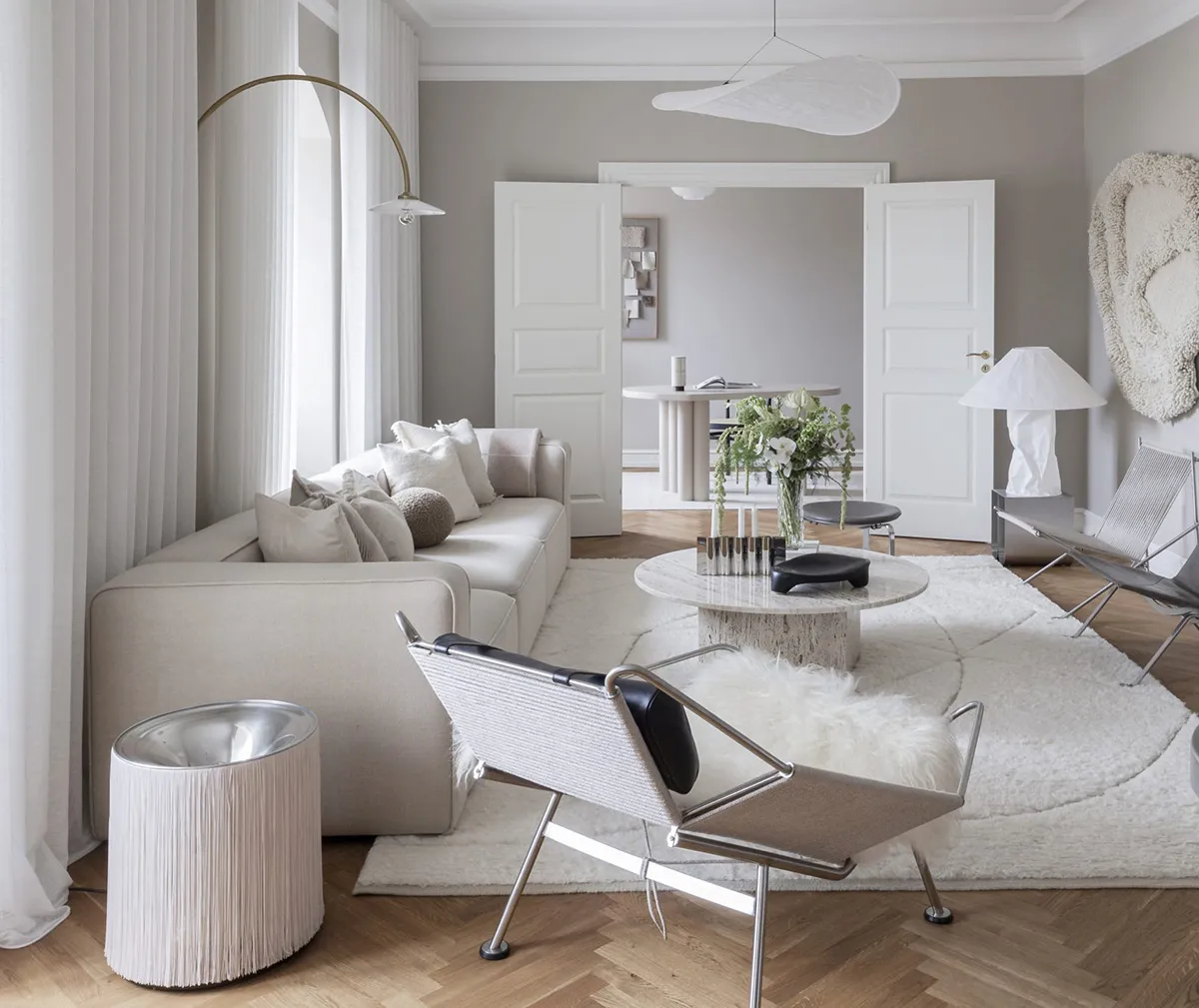 Elegantes apartamentos en Ørbaek con interiores monocromáticos y cocina inusual