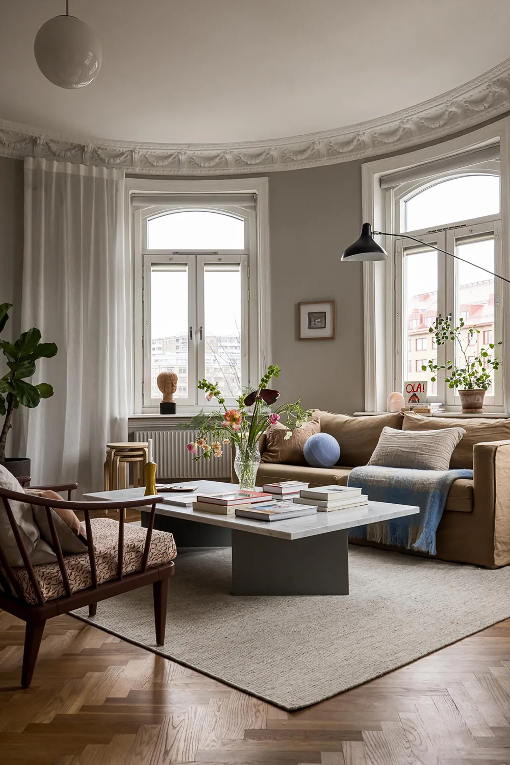 Szwedzki mieszkanie z promieniową ścianą i tureckim dywanem - Gallery image 1