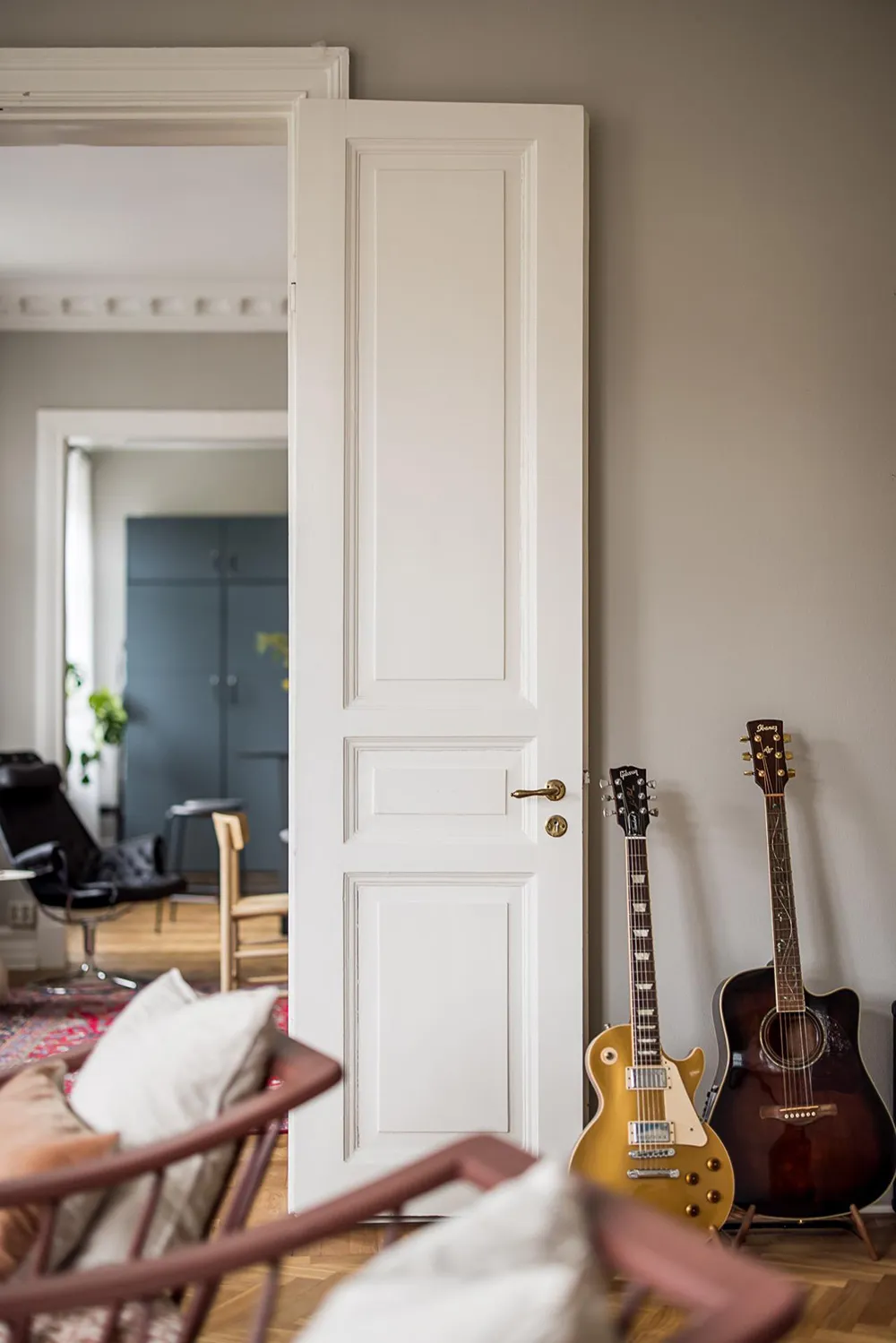 Szwedzki mieszkanie z promieniową ścianą i tureckim dywanem - Gallery image 11