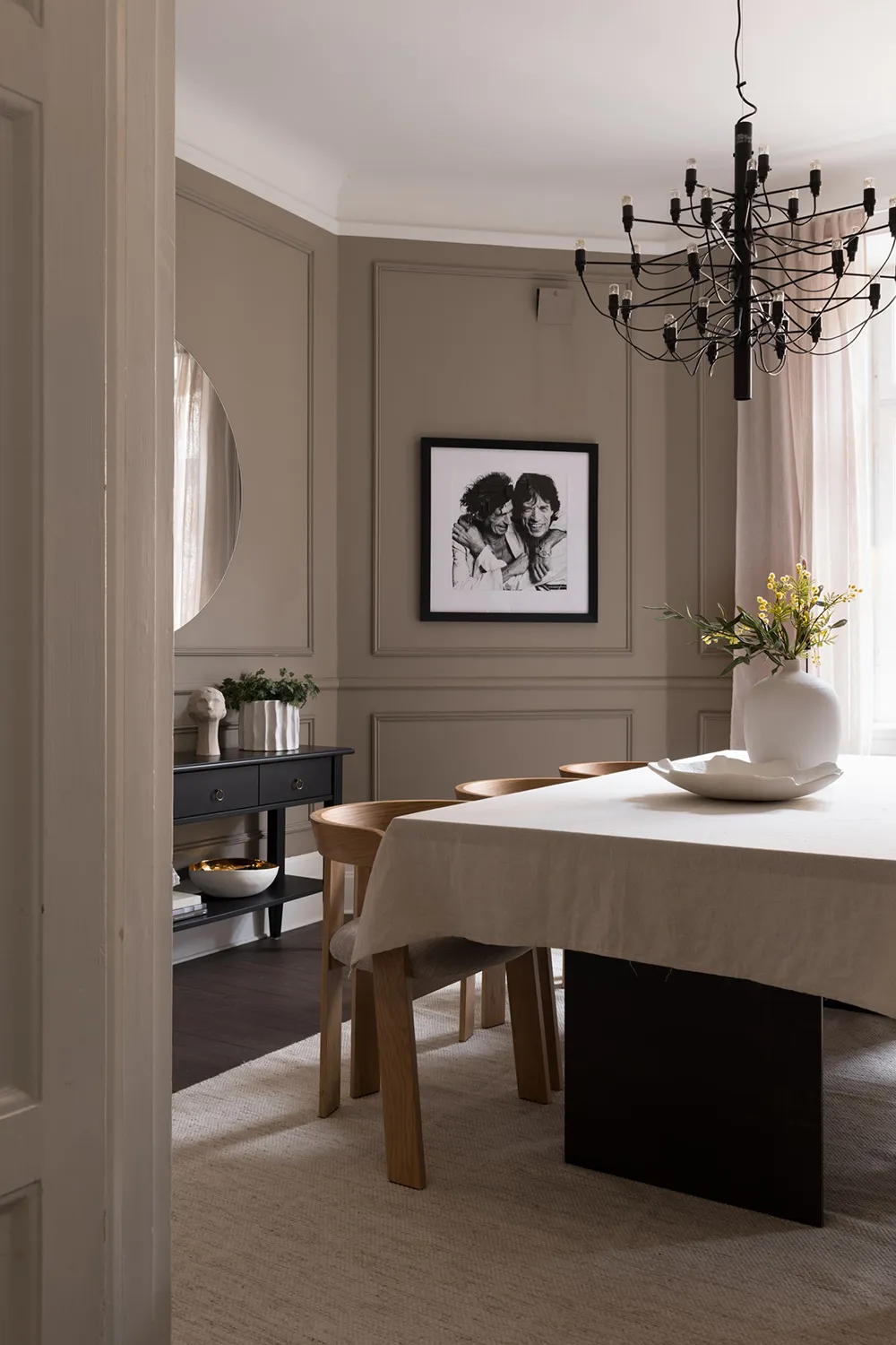 Style moderne d'appartement suédois avec murs beiges - Gallery image 10