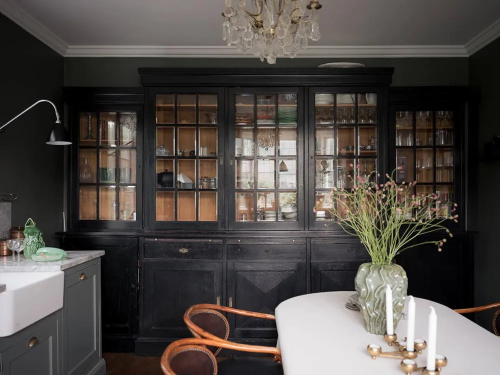 Interiores elegantes y sobrios de una encantadora casa de campo sueca - Gallery image 13