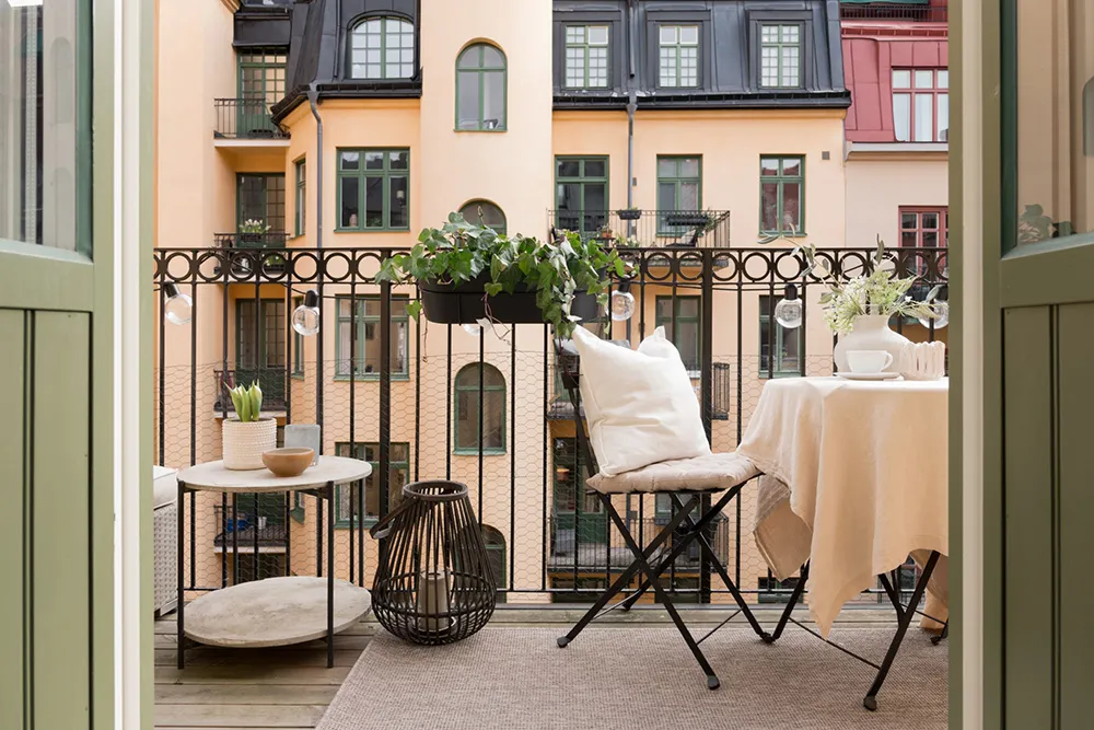 Style moderne d'appartement suédois avec murs beiges - Gallery image 6