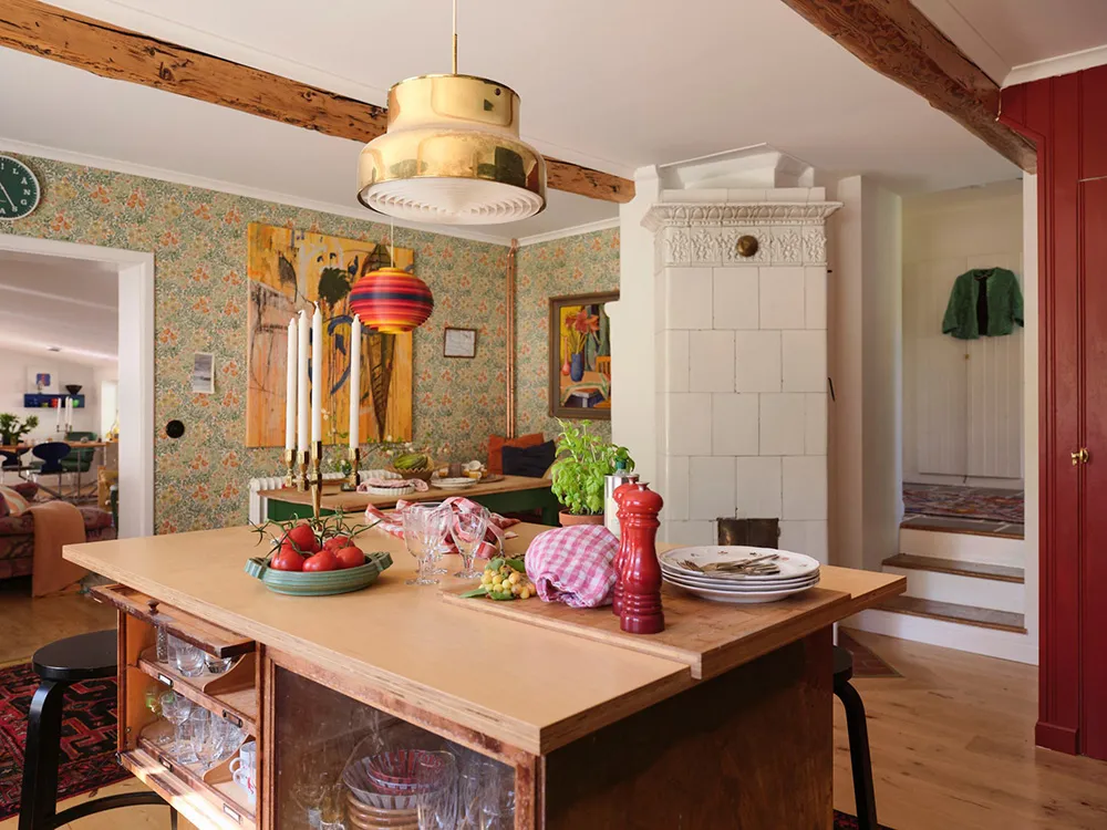 Яскрава дача в колишньому дому садівника на озері Меларен у Швеції - Gallery image 8