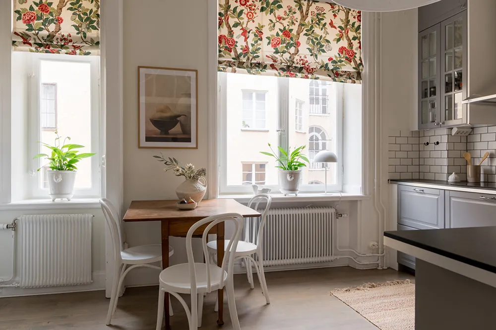 Style moderne d'appartement suédois avec murs beiges - Gallery image 16