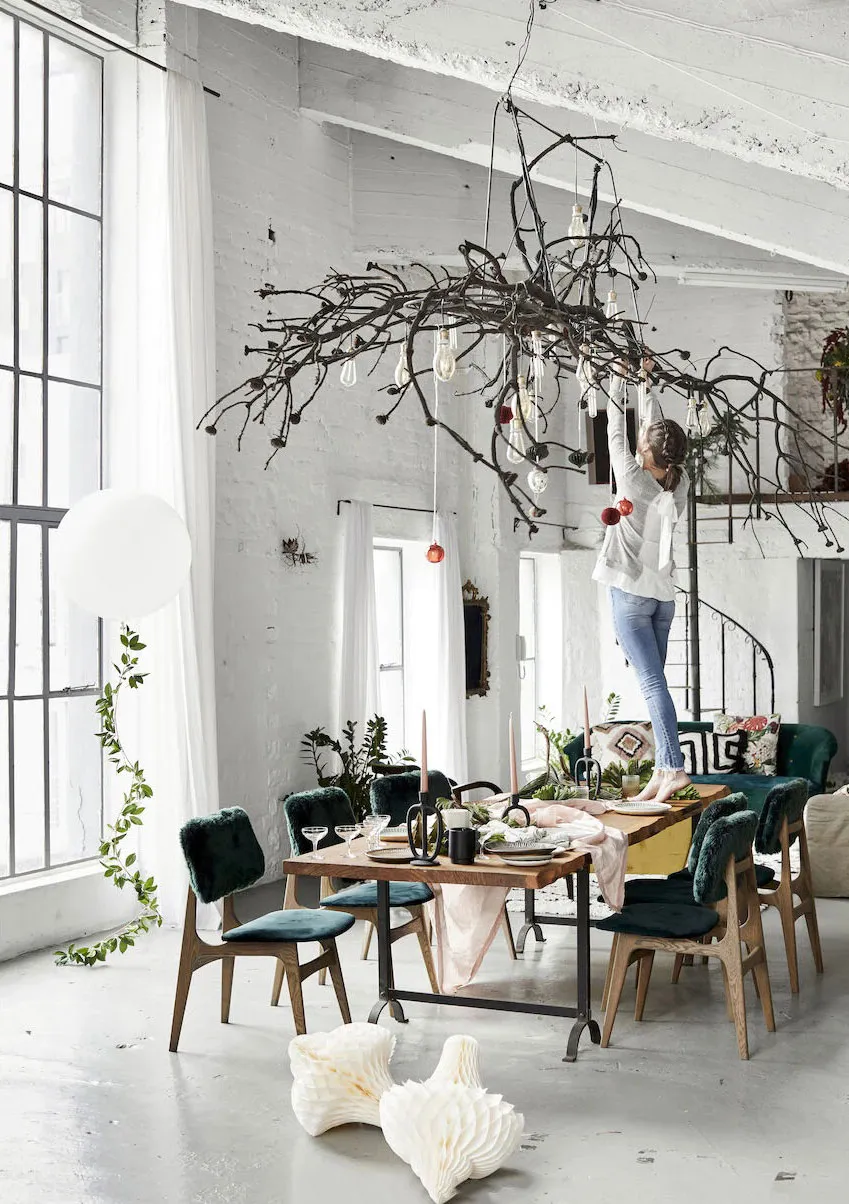 Lámpara viva y guirnaldas de abeto en un interior navideño - Gallery image 1