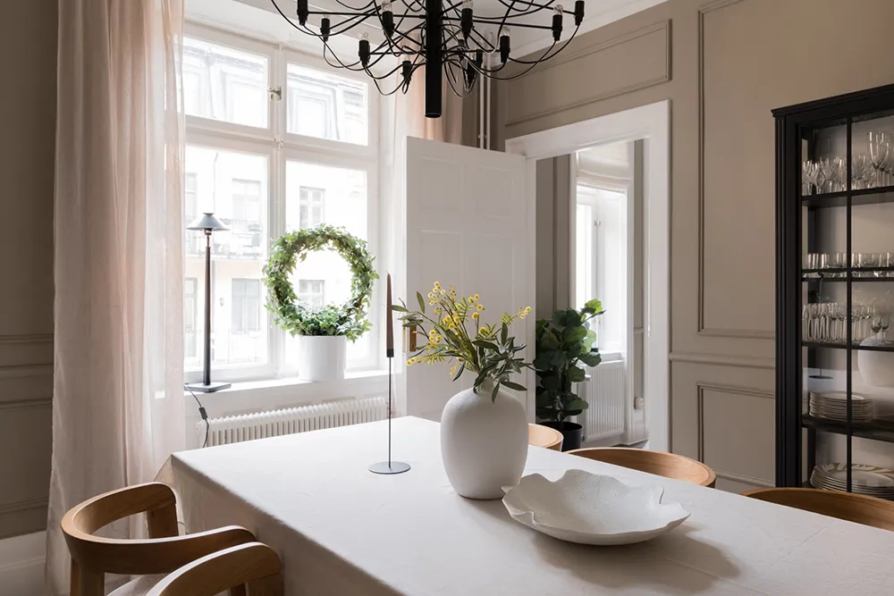 Style moderne d'appartement suédois avec murs beiges - Gallery image 13