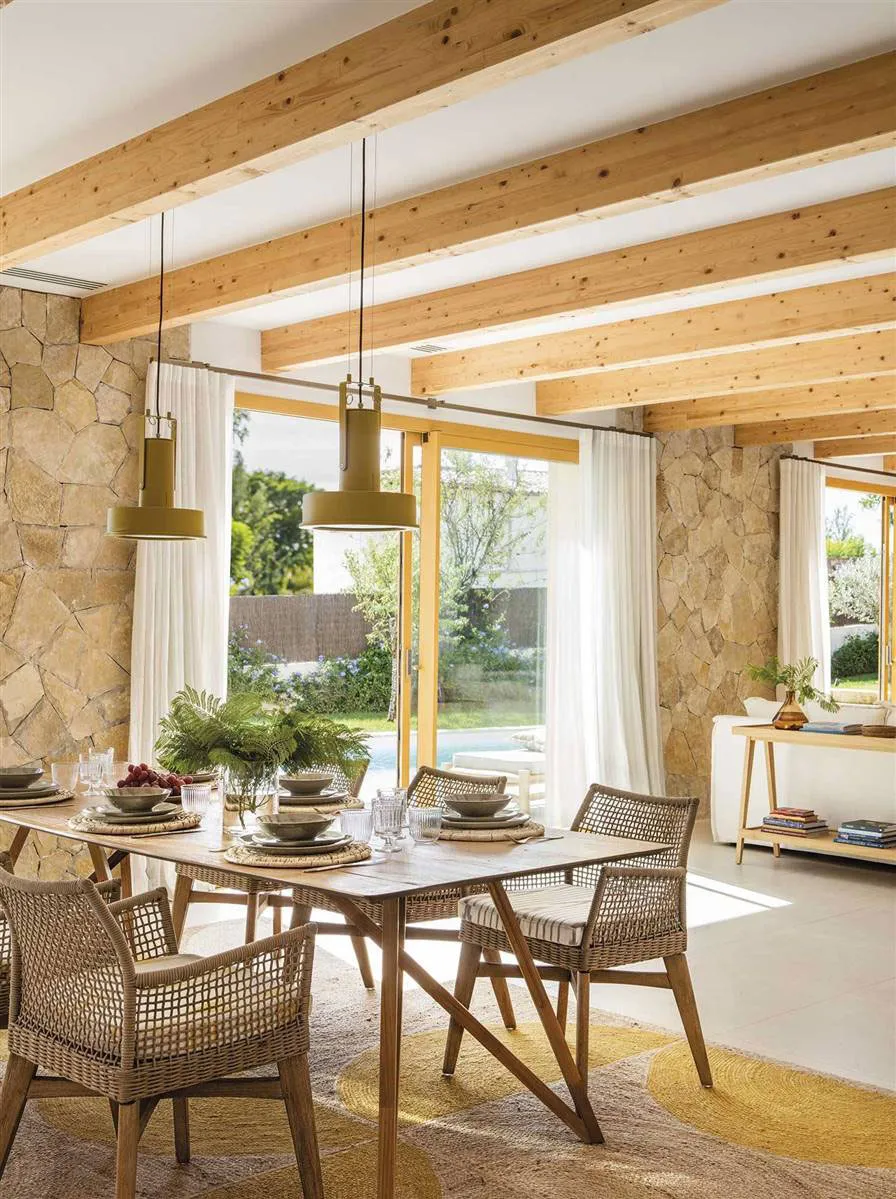 Камень, балки и светлая мебель: идеальный дом на острове Майорка - Gallery image 2