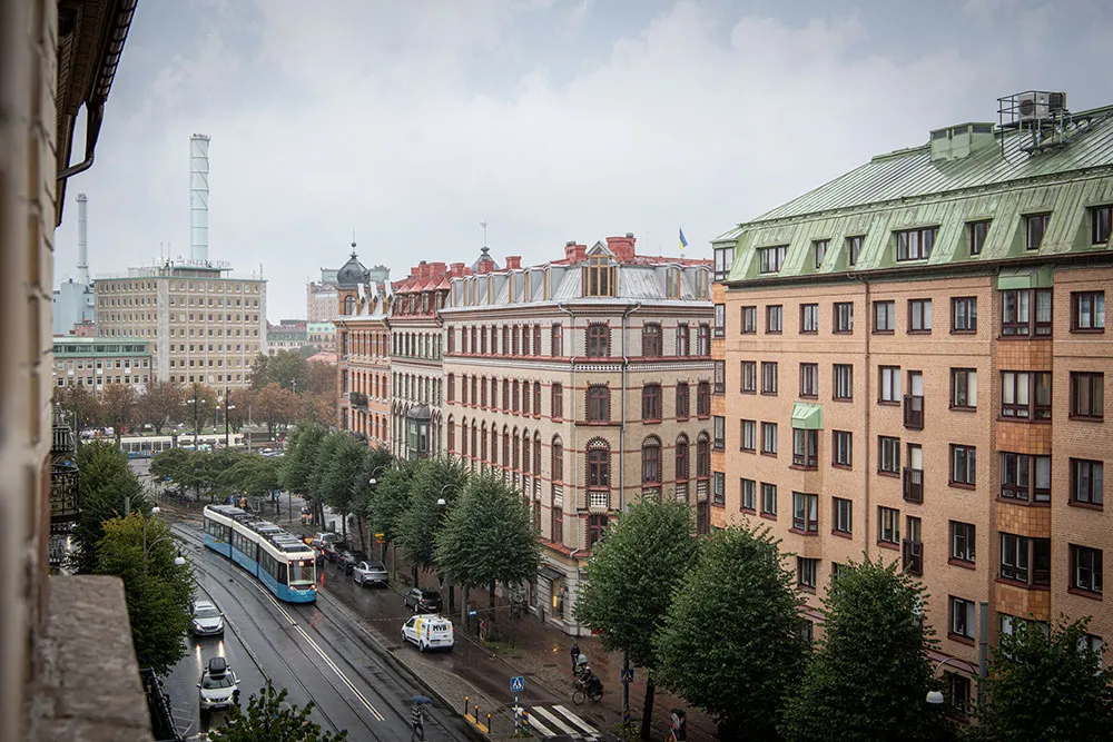 Шведська квартира з атмосферною гостинією та світлою кухнею з ліпиною - Gallery image 15