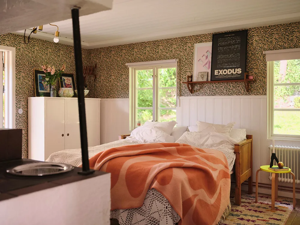 Яскрава дача в колишньому дому садівника на озері Меларен у Швеції - Gallery image 22