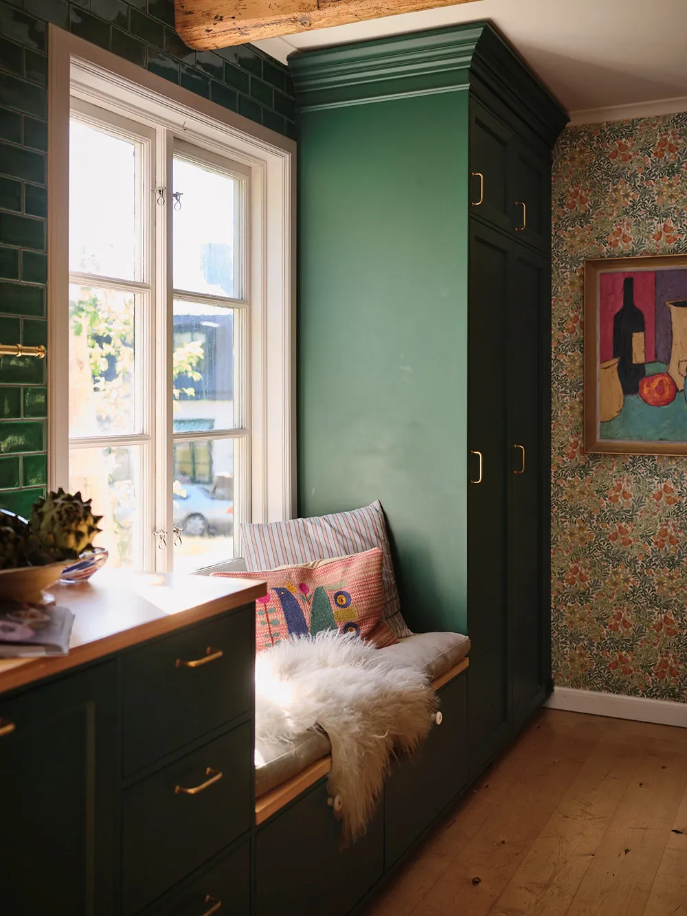 Яскрава дача в колишньому дому садівника на озері Меларен у Швеції - Gallery image 7