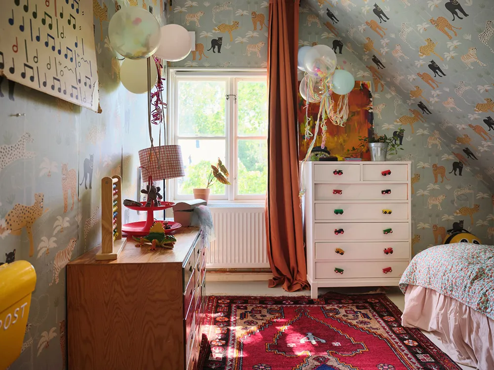 Яскрава дача в колишньому дому садівника на озері Меларен у Швеції - Gallery image 34