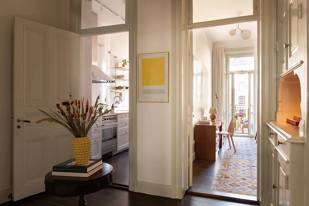 Elegante apartamento en Estocolmo con detalles clásicos y acentos vibrantes - Gallery image 18