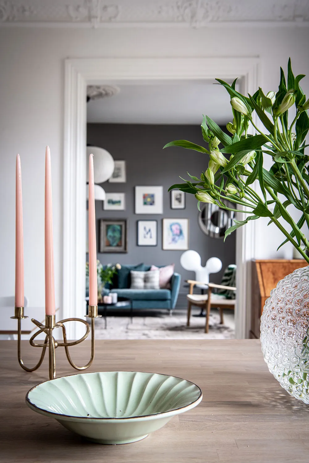 Шведська квартира з атмосферною гостинією та світлою кухнею з ліпиною - Gallery image 6