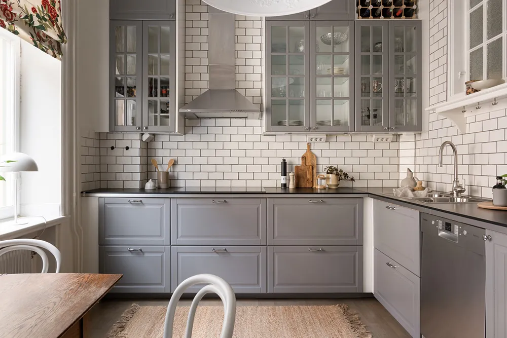 Style moderne d'appartement suédois avec murs beiges - Gallery image 17