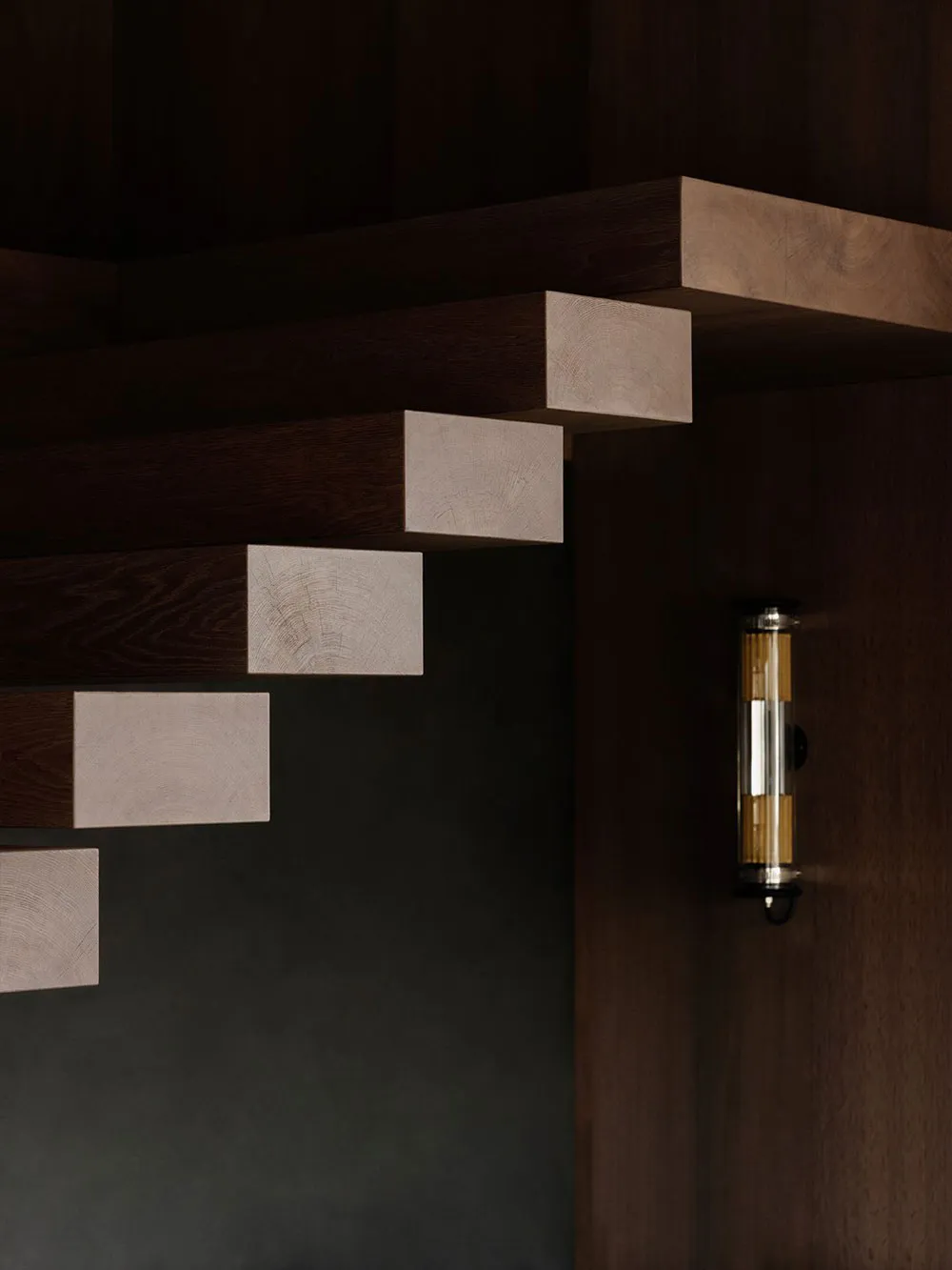 Czarny kolor, drewno i minimalizm – stylowy apartament w górach Norwegii - Gallery image 12