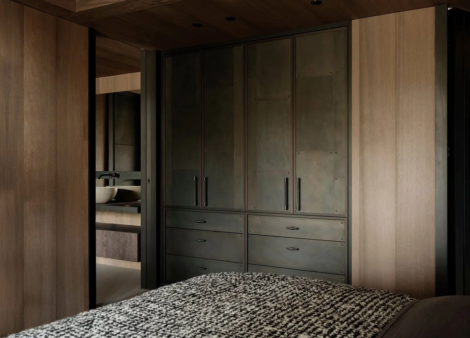 Czarny kolor, drewno i minimalizm – stylowy apartament w górach Norwegii - Gallery image 9