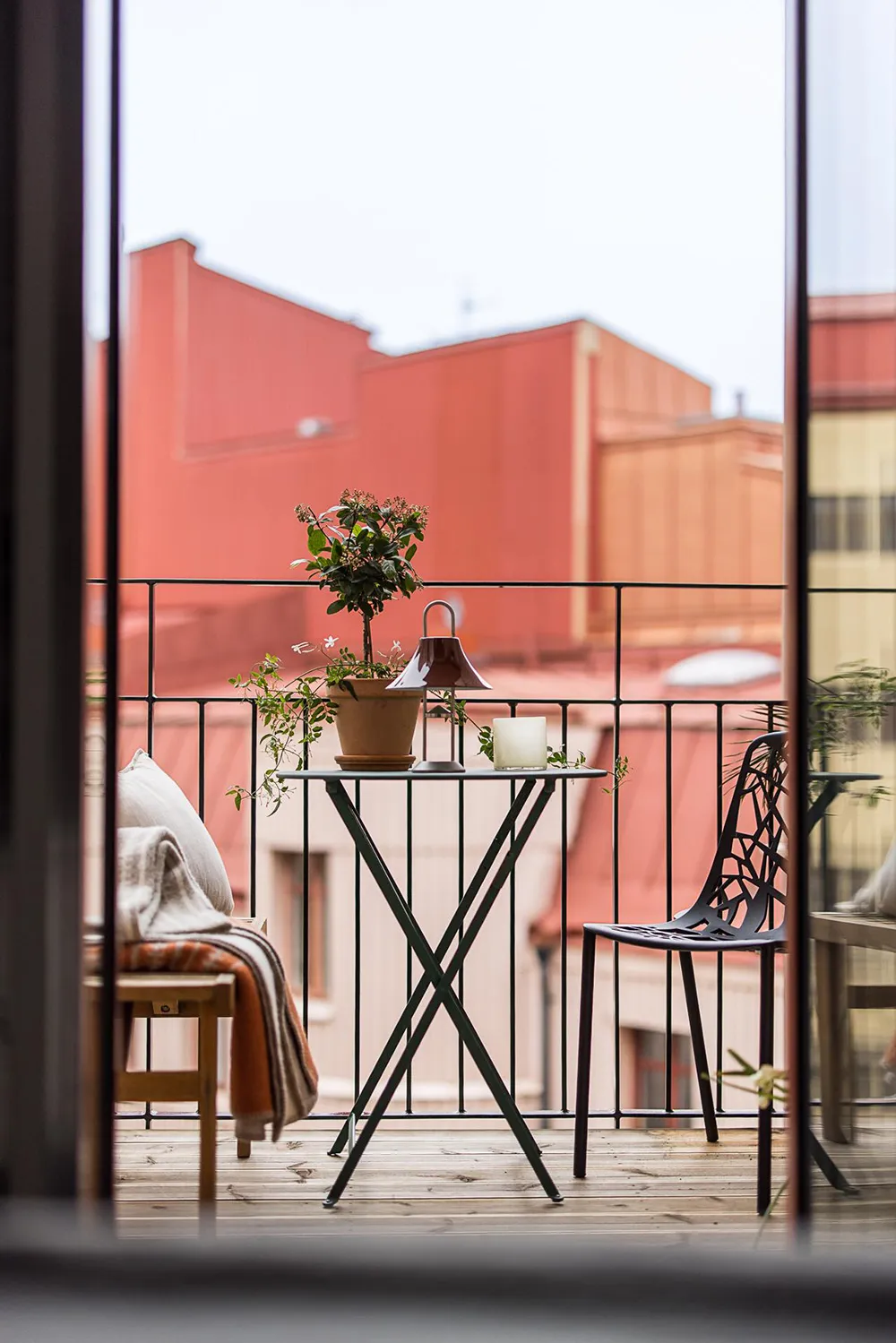 Szwedzki mieszkanie z promieniową ścianą i tureckim dywanem - Gallery image 25