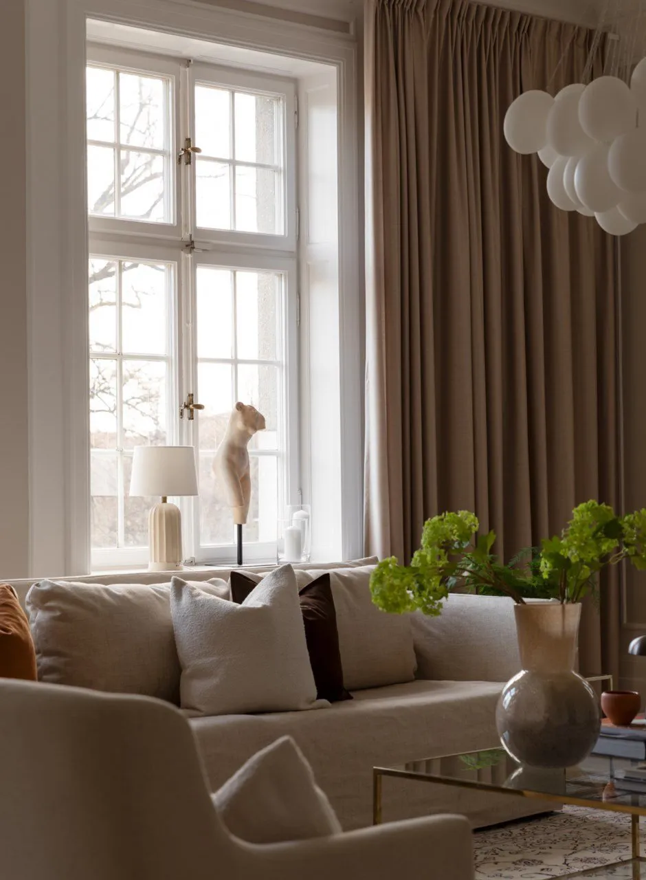 Мягкий и элегантный интерьер великолепной квартиры в старом доме в Стокгольме - Gallery image 1