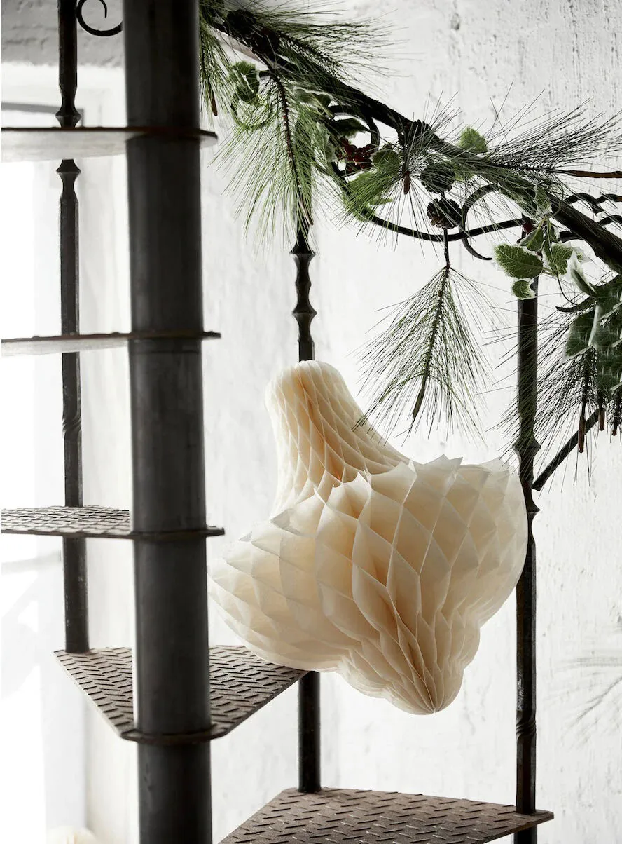 Lámpara viva y guirnaldas de abeto en un interior navideño - Gallery image 9