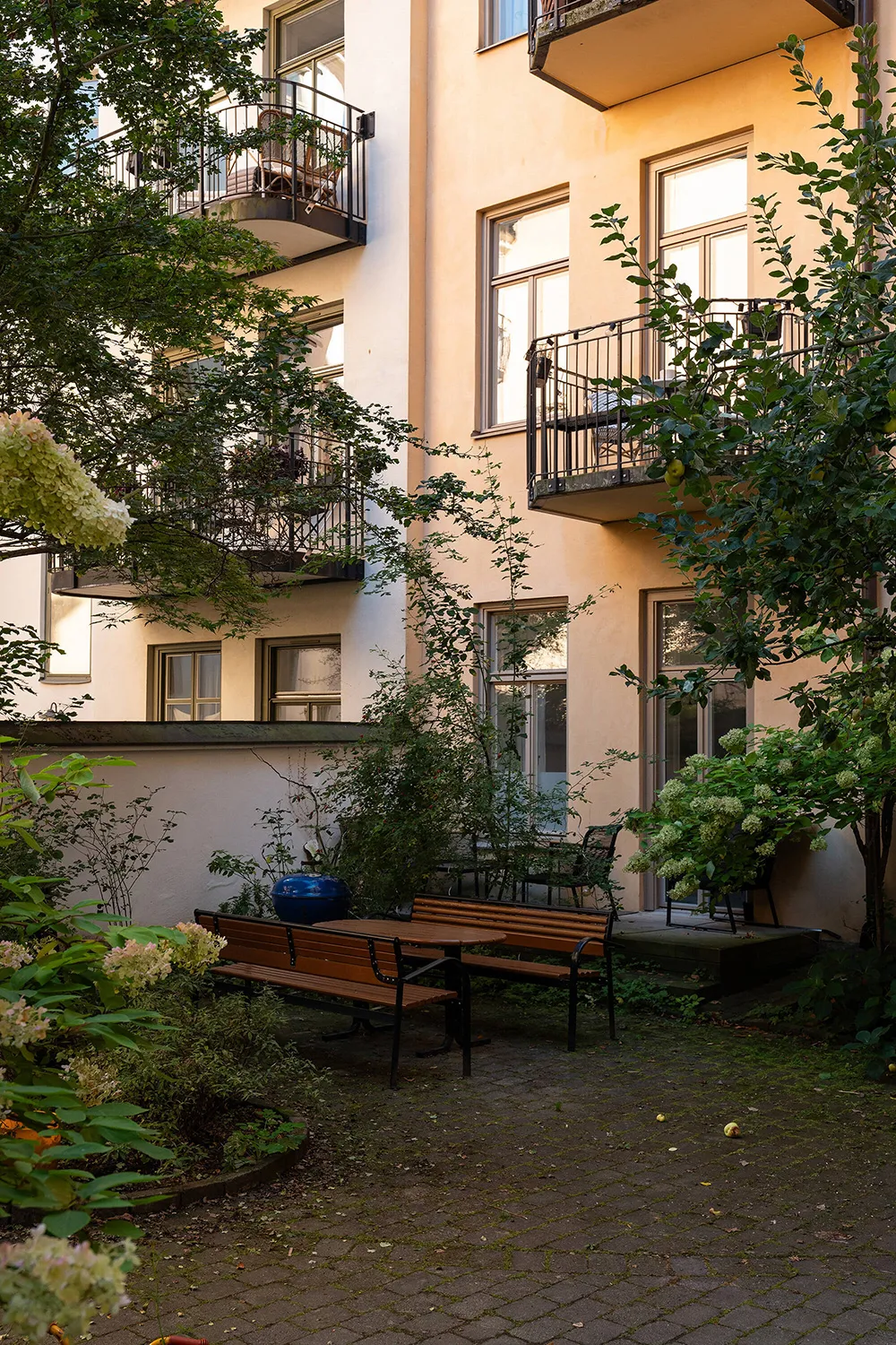 Elegante apartamento en Estocolmo con detalles clásicos y acentos vibrantes - Gallery image 30