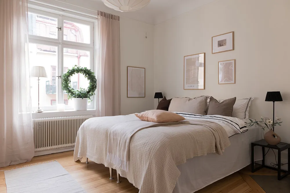 Style moderne d'appartement suédois avec murs beiges - Gallery image 23