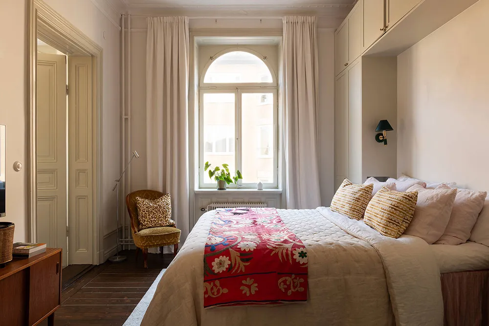 Elegante apartamento en Estocolmo con detalles clásicos y acentos vibrantes - Gallery image 8