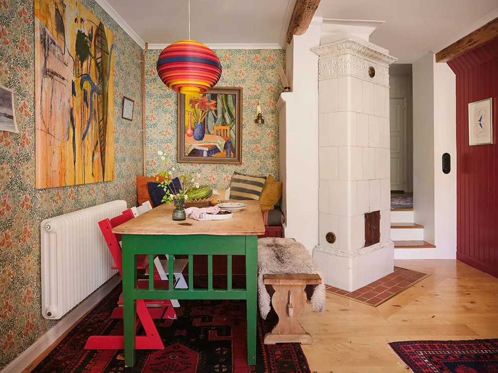 Яскрава дача в колишньому дому садівника на озері Меларен у Швеції - Gallery image 3