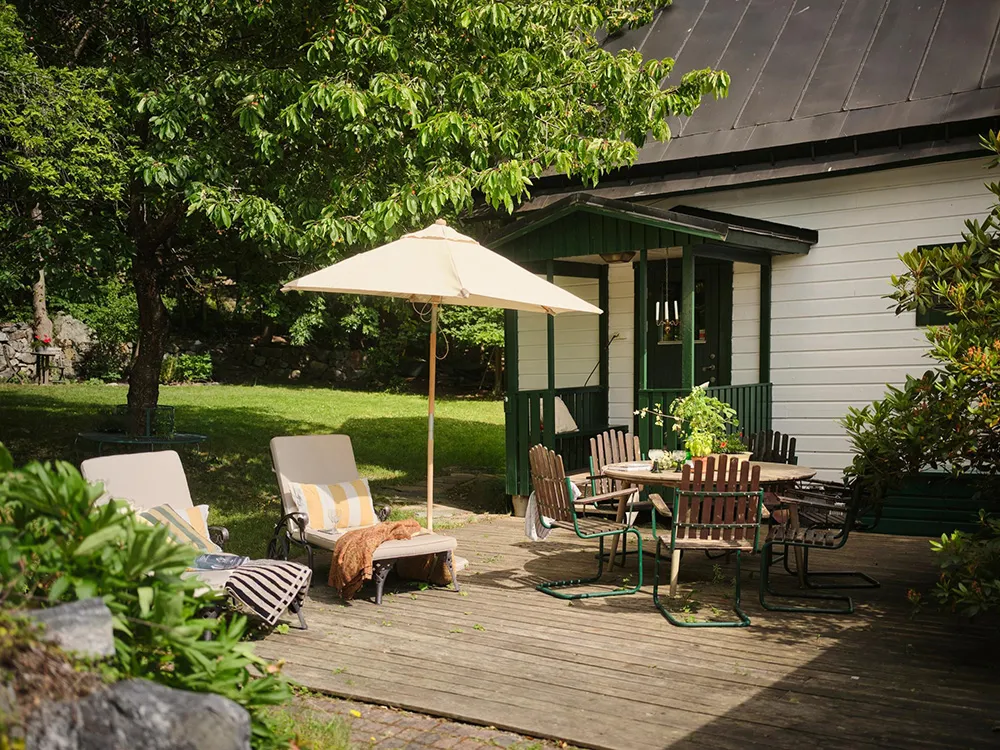 Яскрава дача в колишньому дому садівника на озері Меларен у Швеції - Gallery image 26