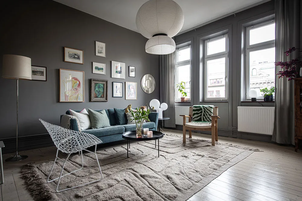 Шведська квартира з атмосферною гостинією та світлою кухнею з ліпиною - Gallery image 4