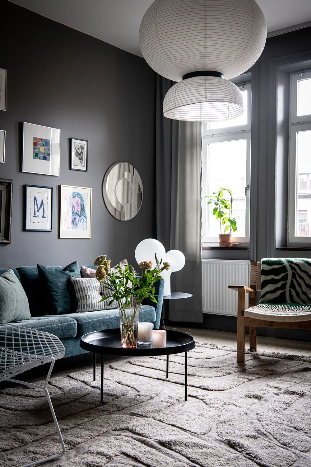 Шведська квартира з атмосферною гостинією та світлою кухнею з ліпиною - Gallery image 1