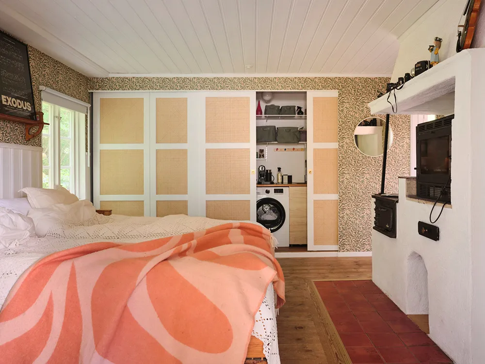 Яскрава дача в колишньому дому садівника на озері Меларен у Швеції - Gallery image 23