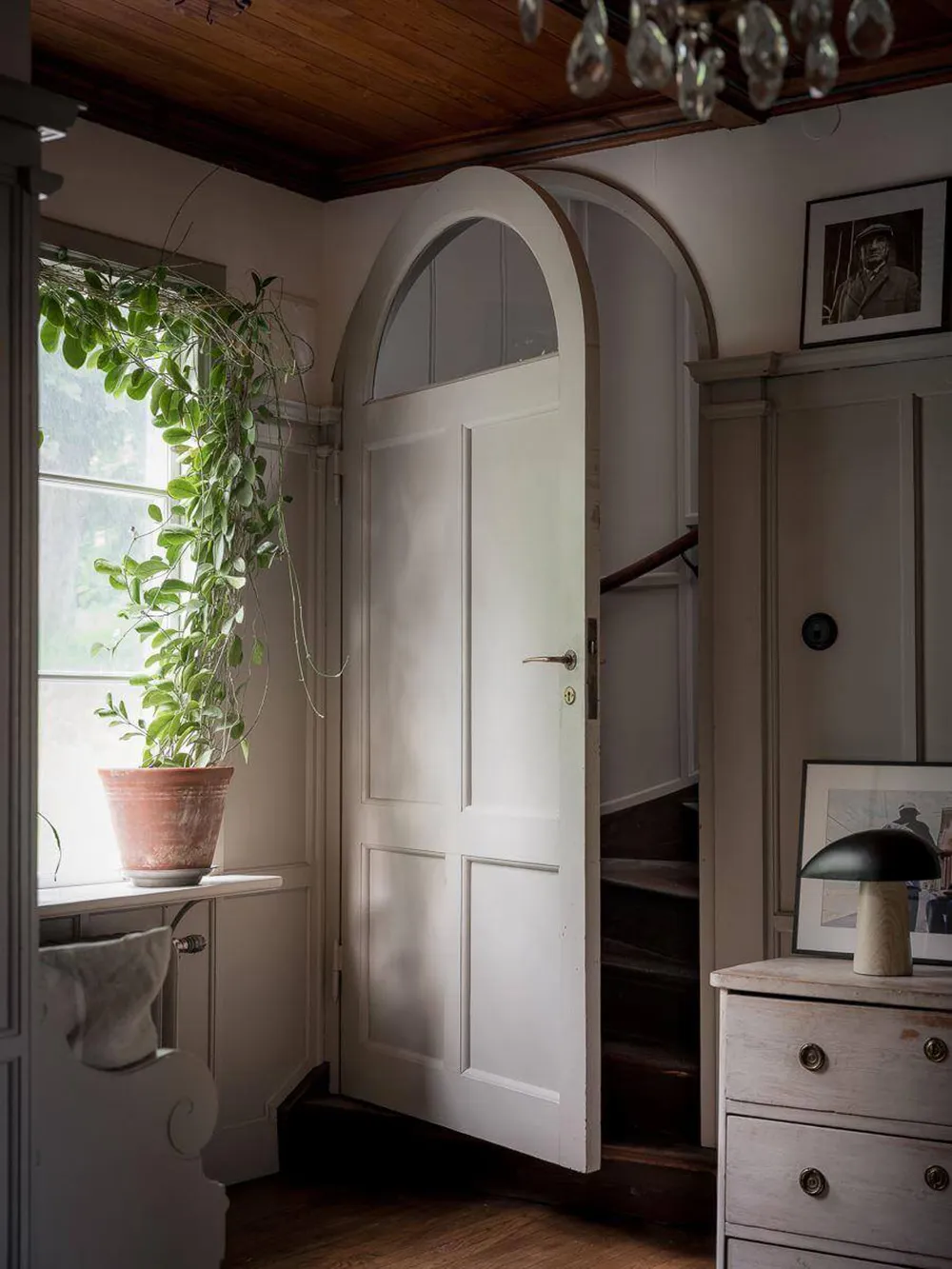 Interiores elegantes y sobrios de una encantadora casa de campo sueca - Gallery image 18