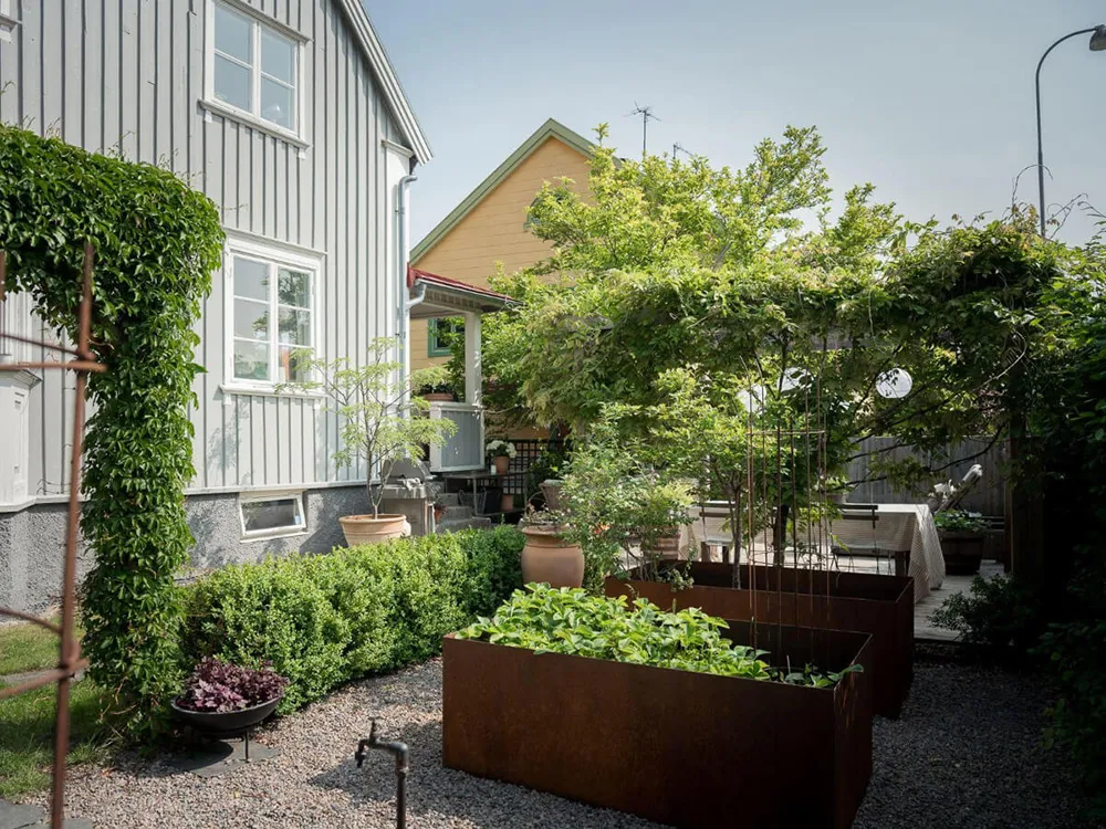 Interiores elegantes y sobrios de una encantadora casa de campo sueca - Gallery image 34