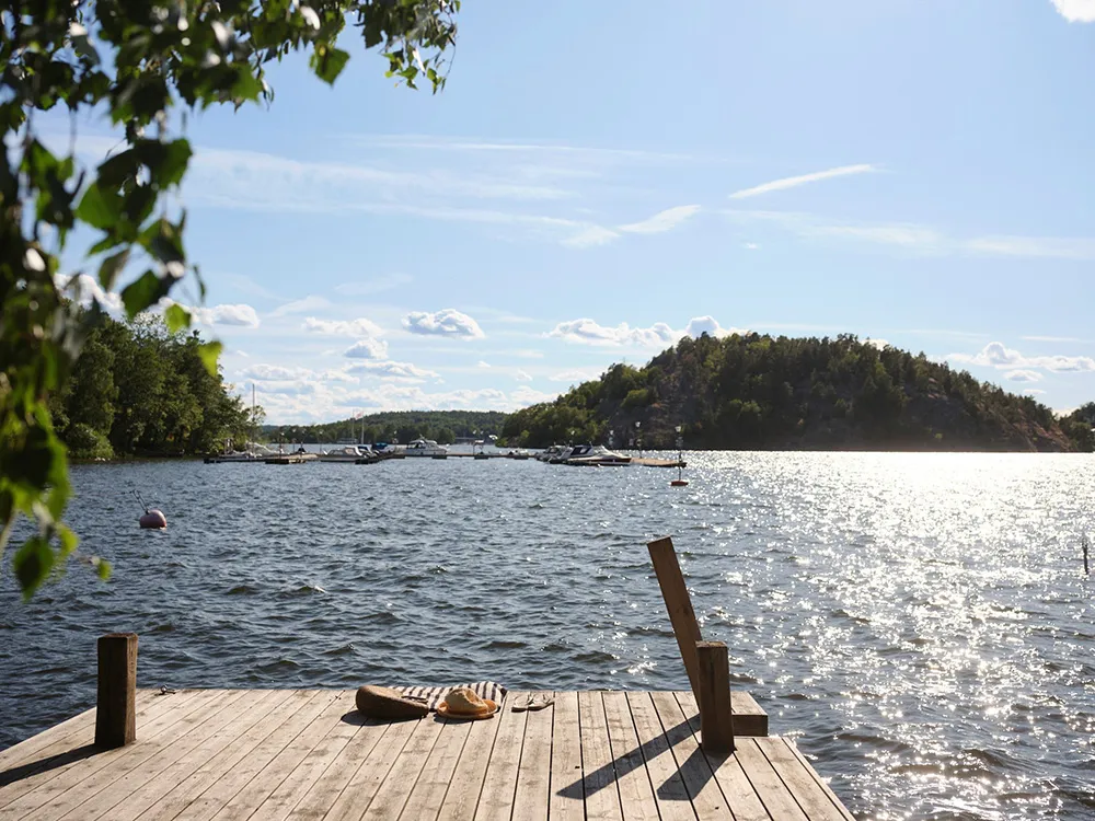 Яскрава дача в колишньому дому садівника на озері Меларен у Швеції - Gallery image 40