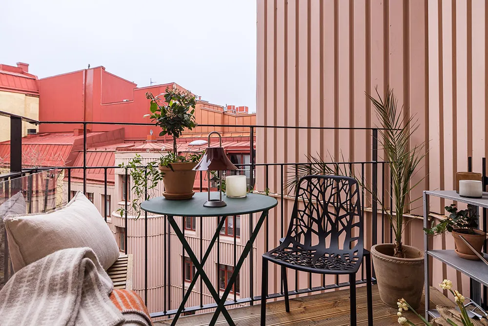 Szwedzki mieszkanie z promieniową ścianą i tureckim dywanem - Gallery image 24