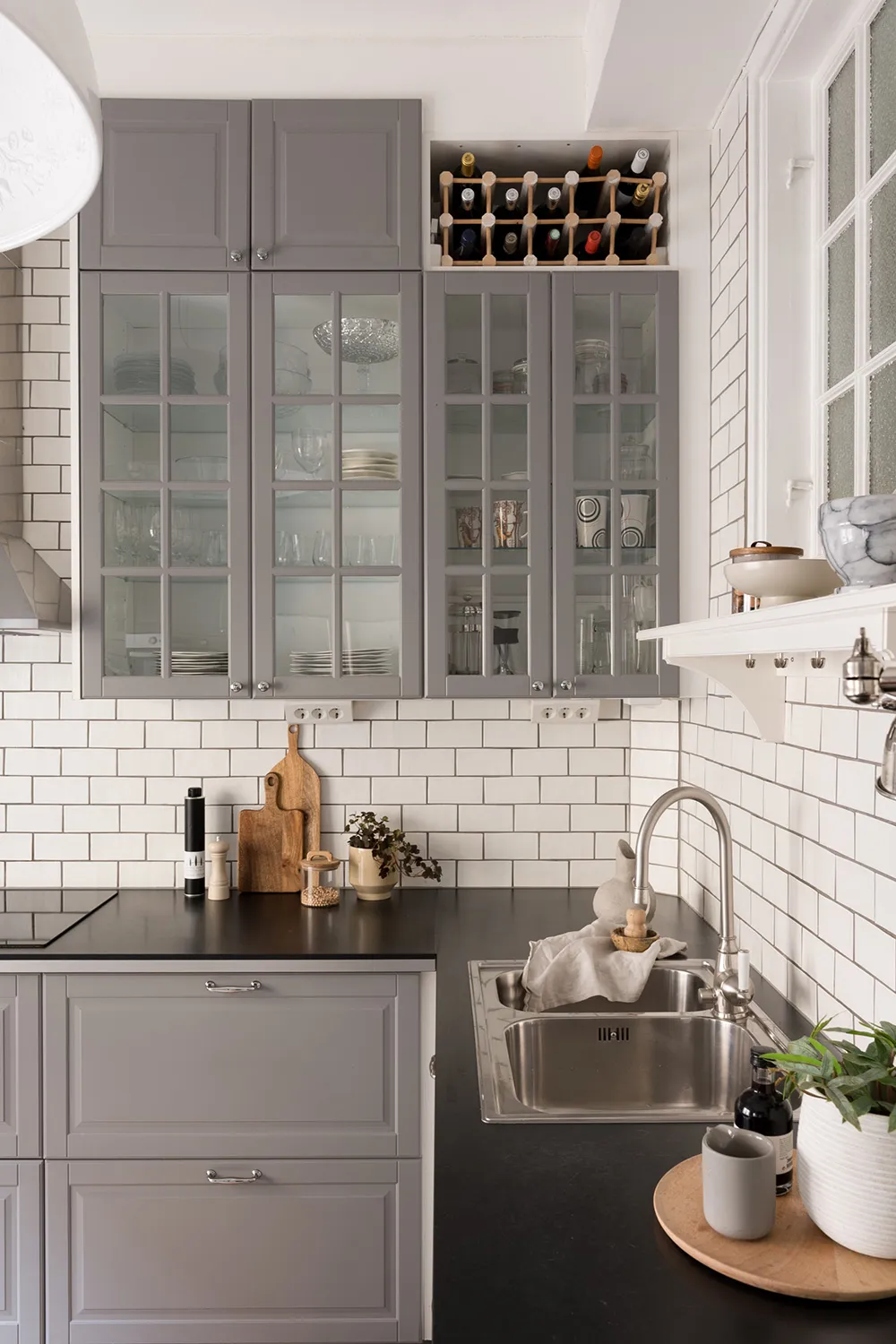 Style moderne d'appartement suédois avec murs beiges - Gallery image 18