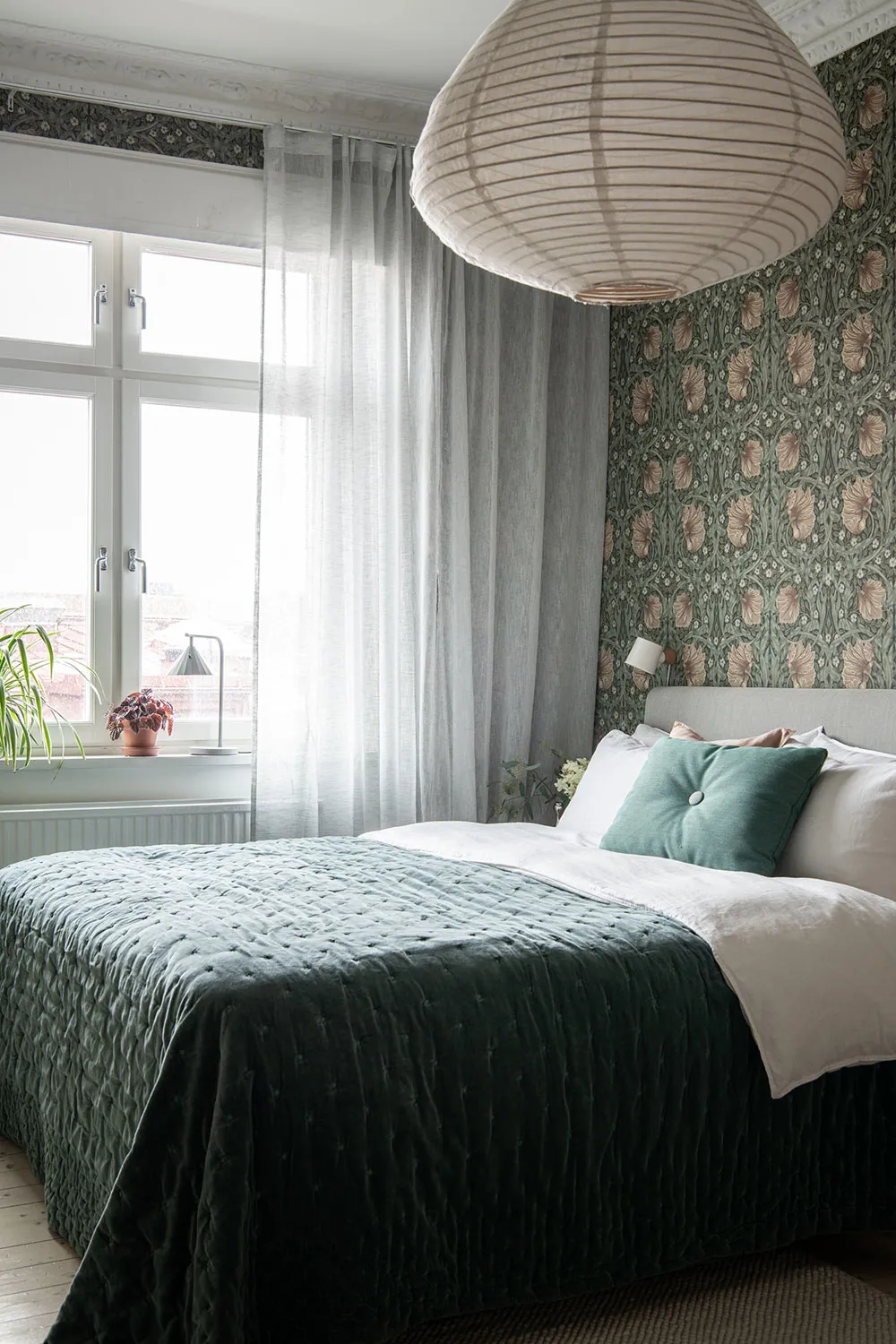 Шведська квартира з атмосферною гостинією та світлою кухнею з ліпиною - Gallery image 18