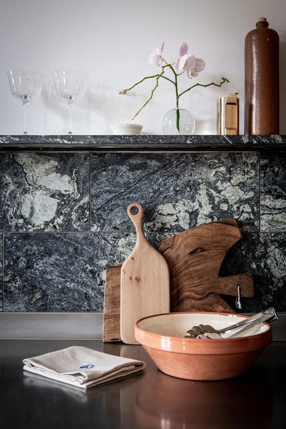 Шведська квартира з атмосферною гостинією та світлою кухнею з ліпиною - Gallery image 13